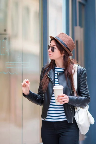 在欧洲城市户外里喝咖啡的女孩。白种人旅游享受她欧洲度假在空城 — 图库照片