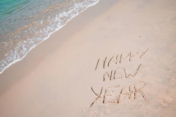 Ευτυχισμένο το νέο έτος γραμμένο με τη λευκή άμμο — Φωτογραφία Αρχείου