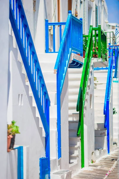 Удивительные красочные лестницы на красивых узких улочках греческого острова с балконами и белыми домами. Красивая архитектура здания с кикладским стилем . — стоковое фото