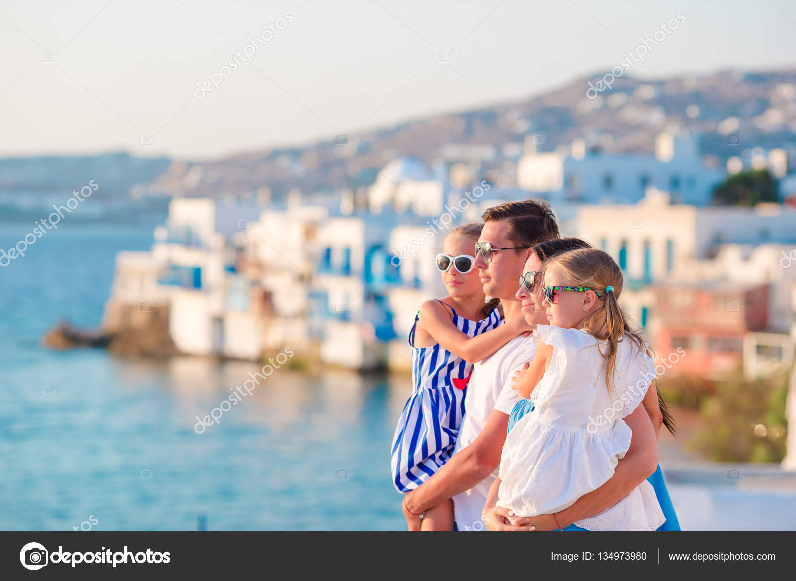 Семья на пляже. Кипр для детей. Море пляж семья. Семейный туризм в греции. Семья на кипре.