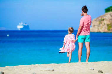 Baba ve kızı beach görünüm ufukta mutlu