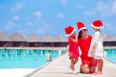 Littlw kızlar ve Santa şapka Noel tatil günlerinde annem
