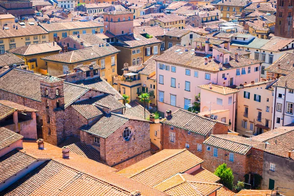 Hermosa vista desde el techo de antiguos edificios antiguos con techos rojos en Lucca, Italia — Foto de Stock