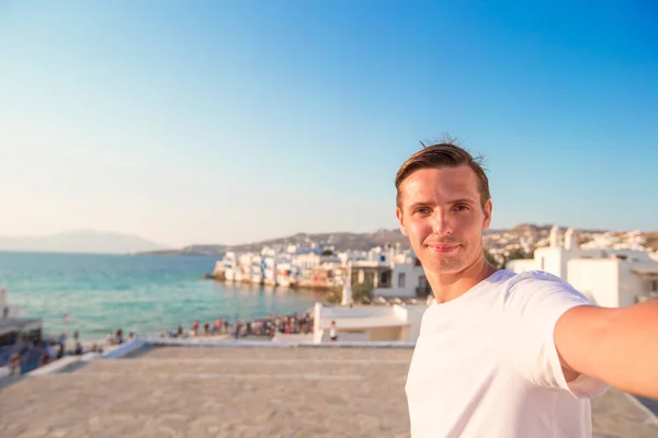 Giovane uomo scattare selfie ritratto sfondo Piccola Venezia a Mykonos — Foto Stock