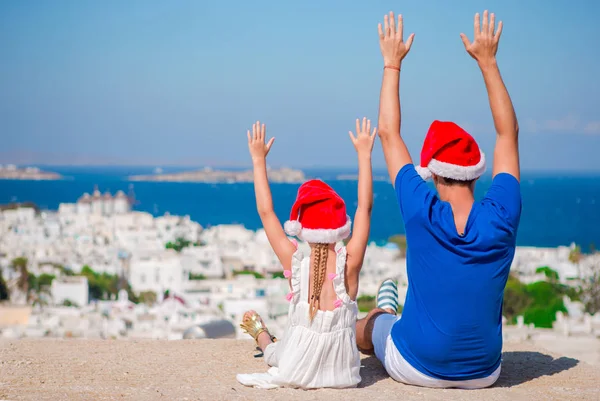Little girl and happy dad in Santa Hats enjoy Christmas vacation with beautiful view — Stock Photo, Image