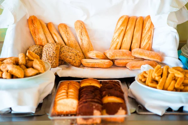 Различные виды хлеба на завтрак в кафе — стоковое фото