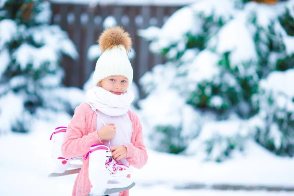 Adorable little girl going skate on ice-rink in winter snow day — Stock Photo, Image