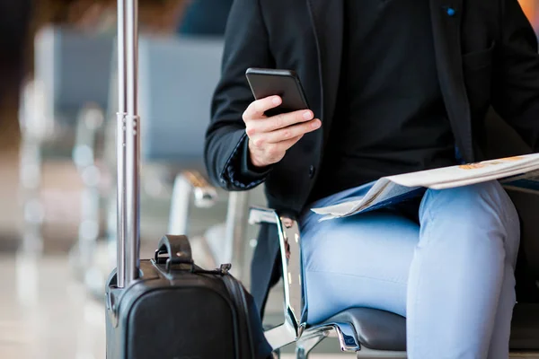 在机场等待登机时男性手的特写手机. — 图库照片