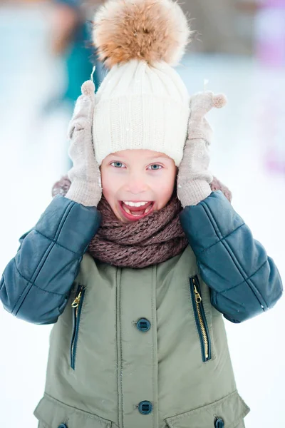 Ritratto di bambina adorabile con bellissimi occhi verdi nella neve giornata invernale soleggiata — Foto Stock