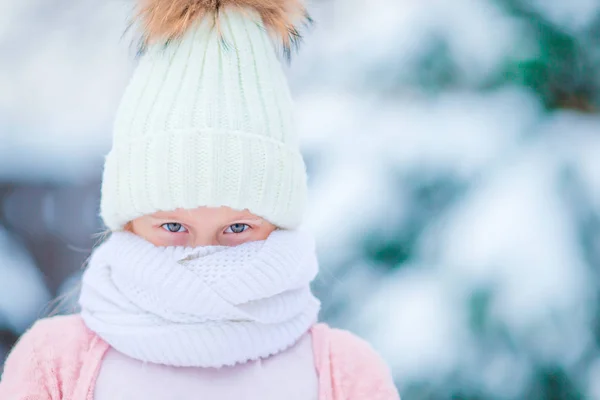 Portrait de petite adorable fille dans la neige ensoleillée journée d'hiver, Gros plans beaux yeux verts . — Photo