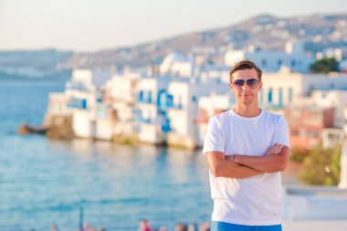 Genç adam, küçük Venedik en popüler turist alan Mykonos island, Yunanistan.