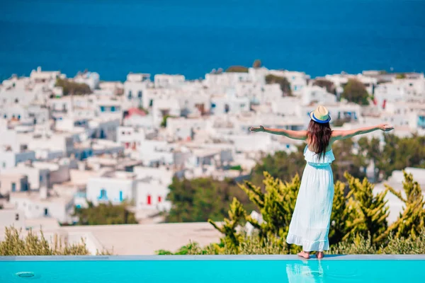 Mutlu kadın hisseder, Mykonos, Yunanistan inanılmaz manzaralı havuz kenarındaki rahatlatıcı özgürlük — Stok fotoğraf