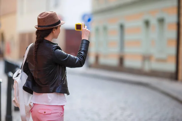 Woman tourist taking photo pictures on her camera. Woman on travel in Europe — Stock Photo, Image