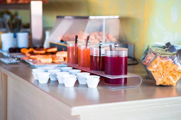 Petit déjeuner frais et délicieux dans un café extérieur. Différents choix de jus sur la table — Photo