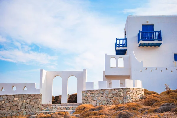 Tradycyjny dom z niebieskie drzwi i okna na wyspie Mykonos, Grecja. — Zdjęcie stockowe