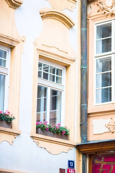 Façade d'un bâtiment dans la vieille ville d'Europe — Photo