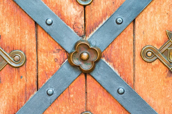 Closeup of brass handle of old wood door — Stock Photo, Image