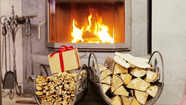 クリスマスの前夜に贈り物によって装飾された美しい暖炉 — ストック動画