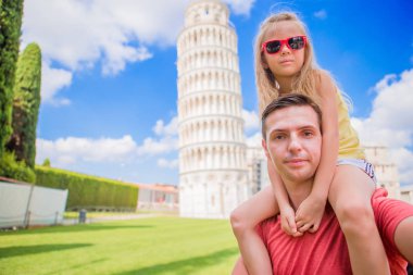 Aile portresi. Pisa 'daki Öğrenme Kulesi. Pisa - Avrupa 'nın ünlü yerlerine seyahat.