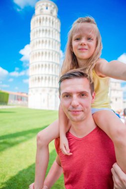 Aile portresi. Pisa 'daki Öğrenme Kulesi. Pisa - Avrupa 'nın ünlü yerlerine seyahat.
