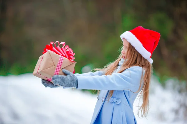 Niña con regalo en día congelado en Nochebuena —  Fotos de Stock