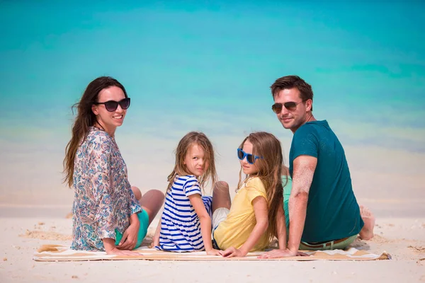 Família bonita feliz com crianças juntas na praia tropical durante as férias de verão — Fotografia de Stock