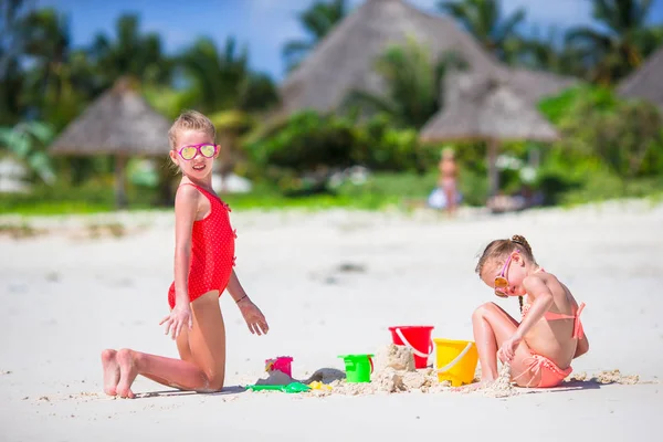 Urocze dziewczynki, podczas letnich wakacji. Dzieci bawi się zabawkami beach na plaży — Zdjęcie stockowe