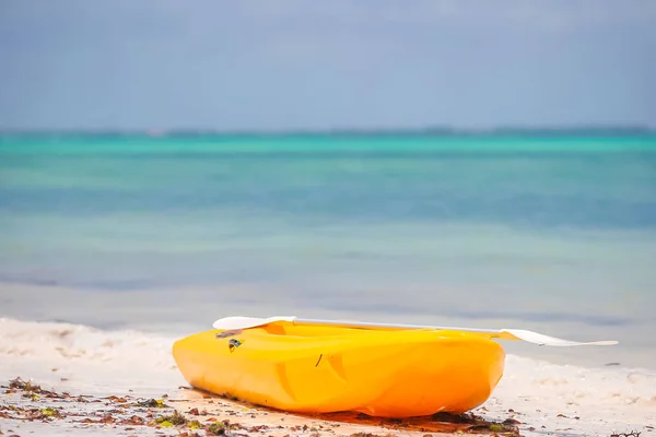 Pequeño barco en la playa tropical de arena blanca y el océano turquioso — Foto de Stock