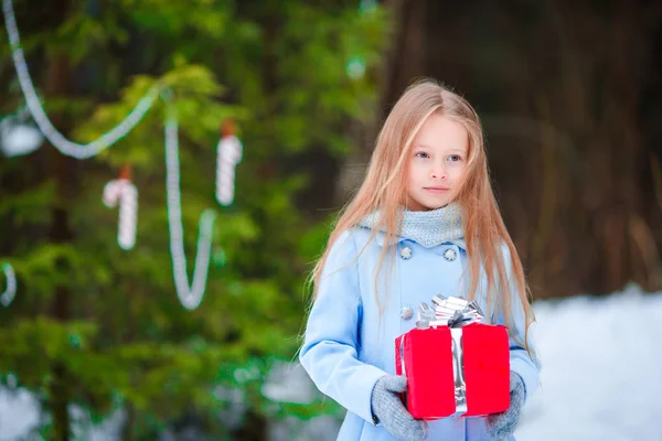 Urocze dziewczynki prezent Boże Narodzenie box w zimie na zewnątrz — Zdjęcie stockowe