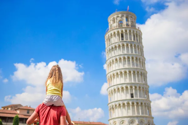 Family of dad and kid background the Learning Tower in Pisa. Pisa - travel to famous places in Europe. — Stock Photo, Image