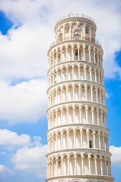 Туристы, посещающие наклонную башню Пизы, Италия — стоковое фото