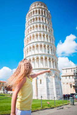 İtalyan tatil ünlü Leaning Tower of Pisa yakınındaki küçük kız