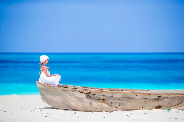 Adorable niñita en barco en la orilla — Foto de Stock