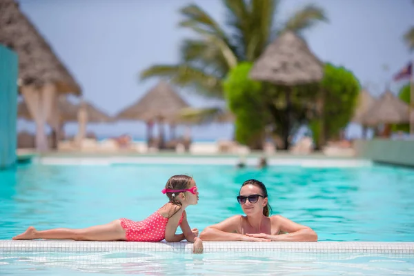Mãe e criança desfrutando de férias de verão na piscina de luxo — Fotografia de Stock