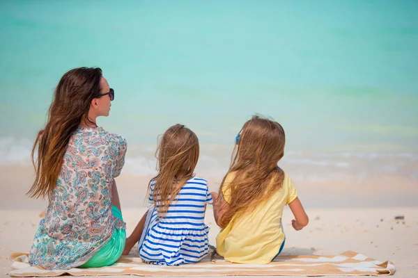 Familia en la playa relajarse y mirar al horizonte. Mamá y los niños disfrutan de vacaciones europeas —  Fotos de Stock