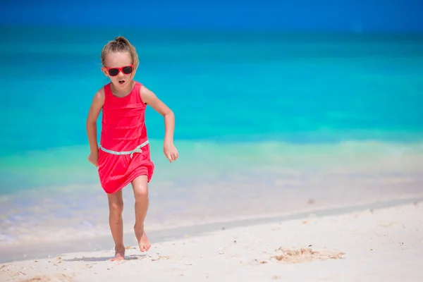 Roztomilá holčička na pláži během tropické dovolené — Stock fotografie
