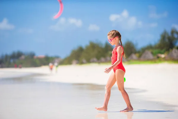 Schattig klein meisje op strand tijdens tropische vakantie — Stockfoto