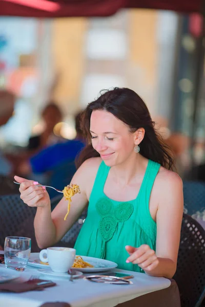 年轻女子在户外咖啡馆吃意大利面，意大利度假 — 图库照片