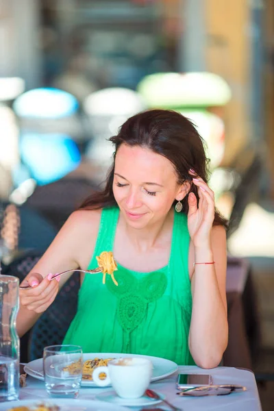 年轻女子在户外咖啡馆吃意大利面，意大利度假 — 图库照片