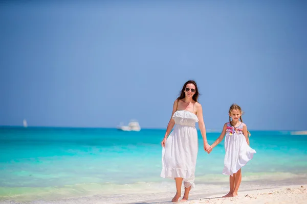 Madre e figlia piccola godendo il tempo alla spiaggia tropicale — Foto Stock