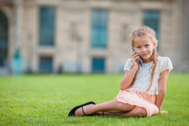 Yaz tatili sırasında Paris'te akıllı telefon ile çok güzel bebek kız