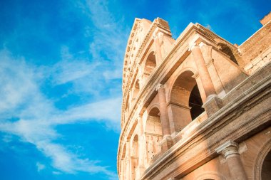 Colosseum veya Coliseum arka plan mavi gökyüzü Roma, İtalya
