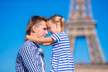 Fransız tatil, seyahat ve insanlar kavramı - Eyfel Kulesi Paris planda mutlu aile yaz