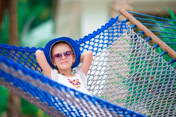 Niña adorable en vacaciones de verano relajante en hamaca — Foto de Stock