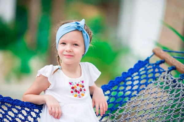 Bedårande liten flicka på tropiska semester avkopplande i hängmatta — Stockfoto