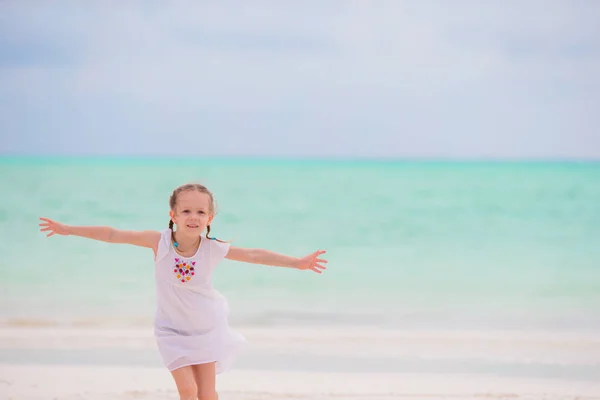 Kleines entzückendes Mädchen im Strandurlaub — Stockfoto