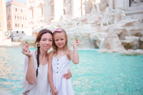 Mère et petite fille jetant de la monnaie à la fontaine de Trevi, Rome pour bonne chance. Petite fille faisant un vœu de revenir . — Photo