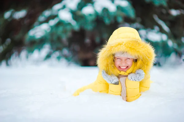 Portret van klein gelukkig schattig meisje in sneeuw zonnige winterdag — Stockfoto