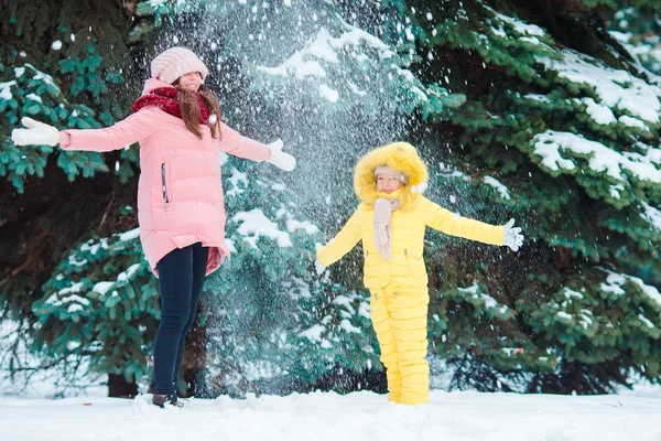 Glückliche Familie genießt verschneiten Wintertag — Stockfoto