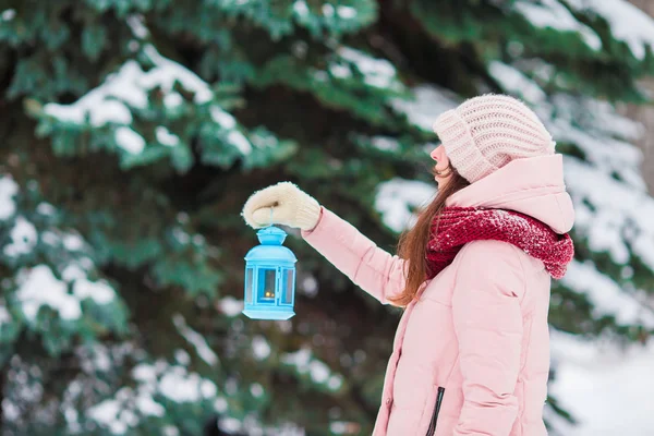 Young woman holding Christmas candlelight outdoors on beautiful winter snow day — Stock Photo, Image